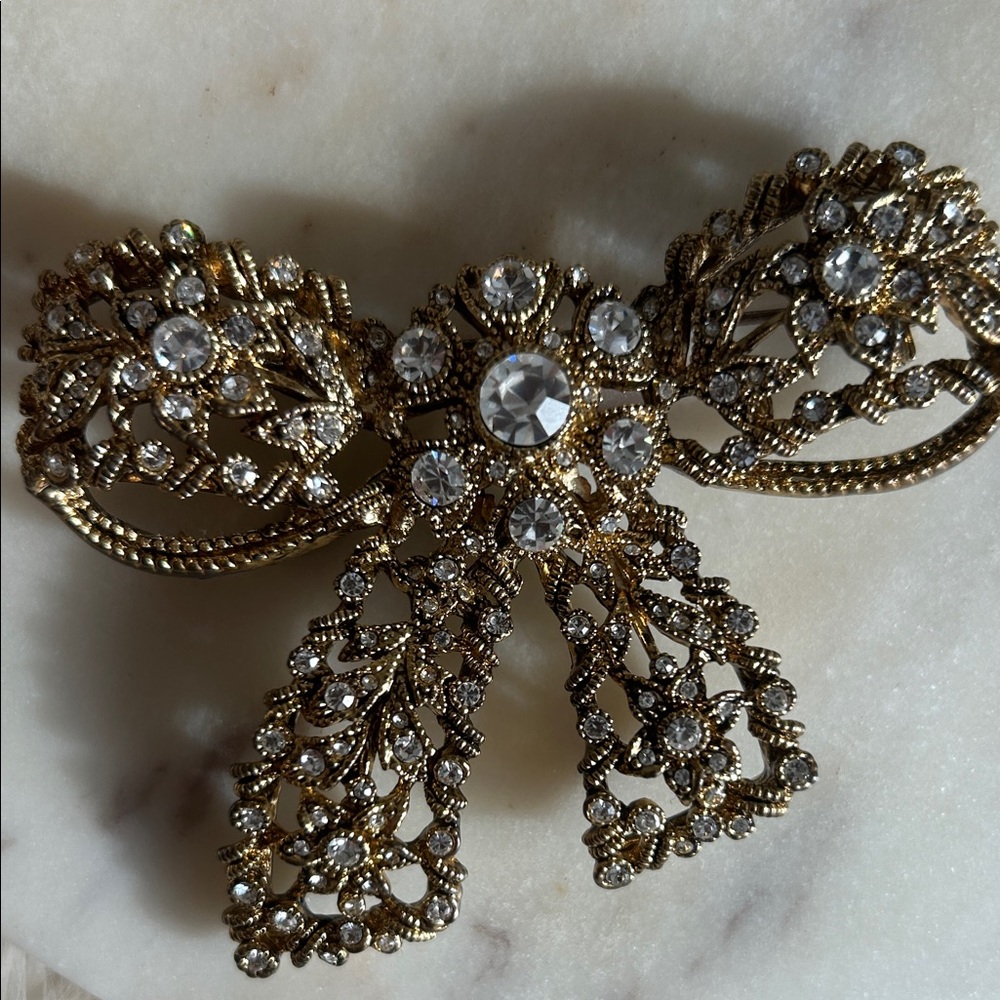 Vintage Elegant Gold Bow Brooch with Crystals collector item - Picture 7 of 8